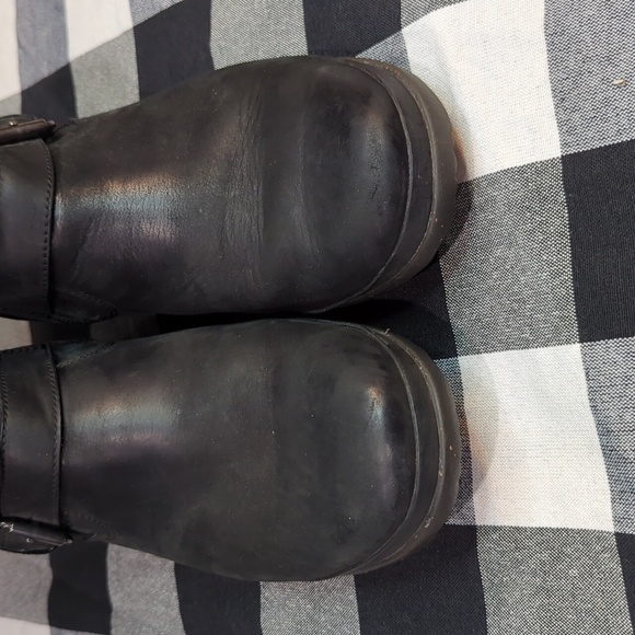 UGG Simmens Boots - Picture 3 of 9